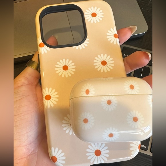 Floral matching phone and AirPods cases - Picture 1 of 5